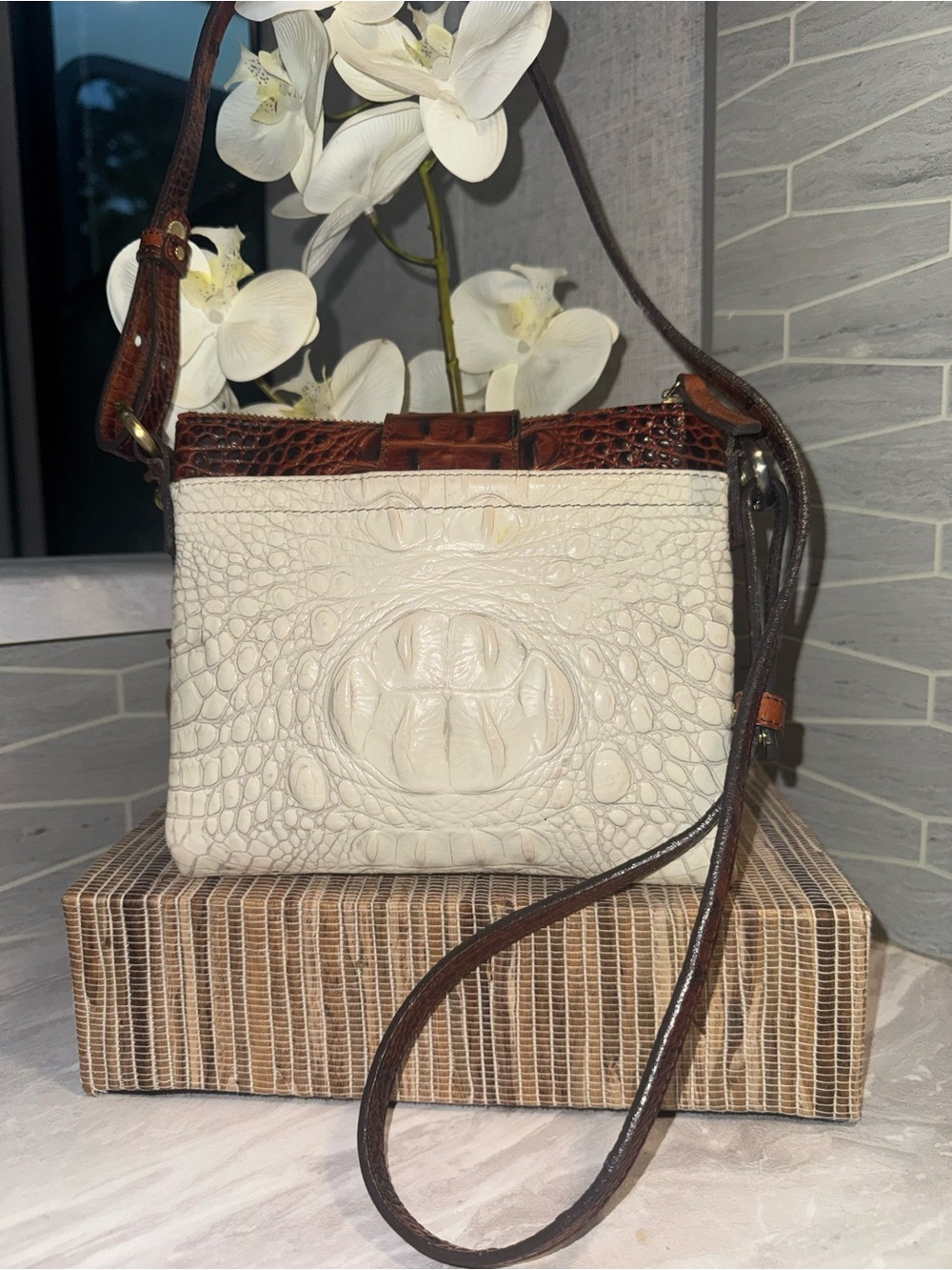 Brahmin Croc-Embossed Crossbody 3 Compartments Middle One w/ Magnetic Closure - Picture 11 of 15